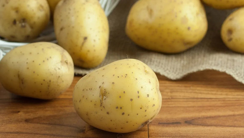 Dùng khoai tây đúng cách bạn sẽ thấy lỗ chân lông thu nhỏ, da mềm mượt hơn