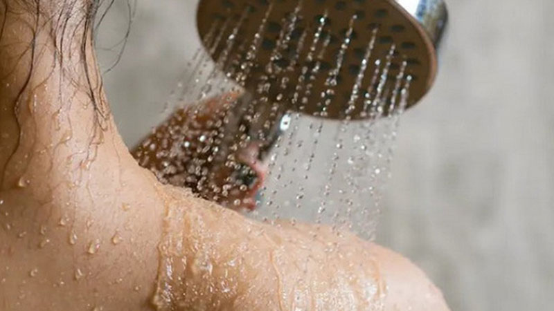 Bạn hãy thường xuyên tắm và vệ sinh da mỗi ngày