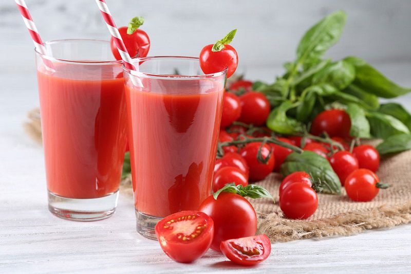 Kết hợp thoa và uống sinh tố cà chua đều đặn để thấy được sự thay đổi của làn da