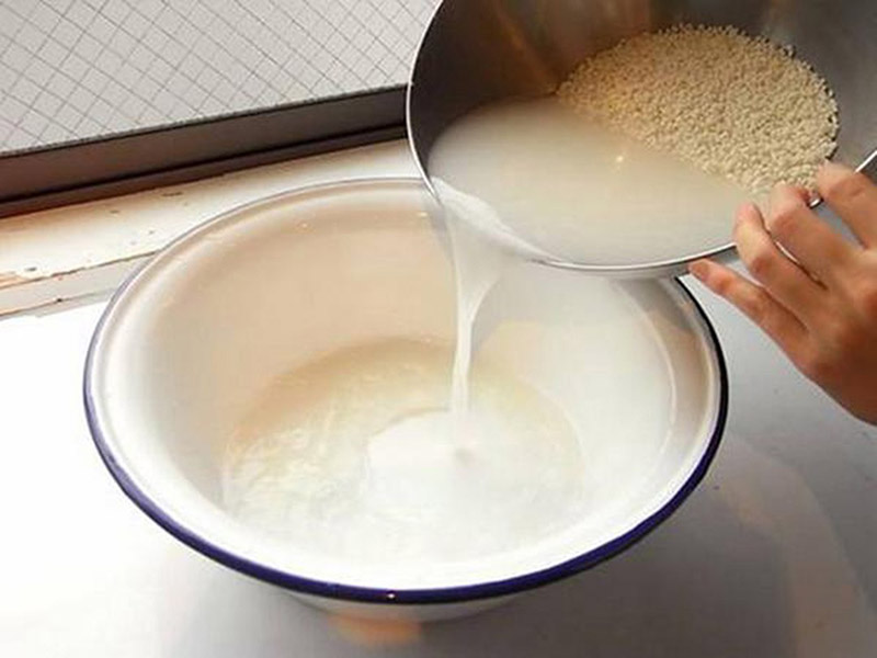 Kết hợp nước vo gạo và nghệ để giảm thâm sẹo