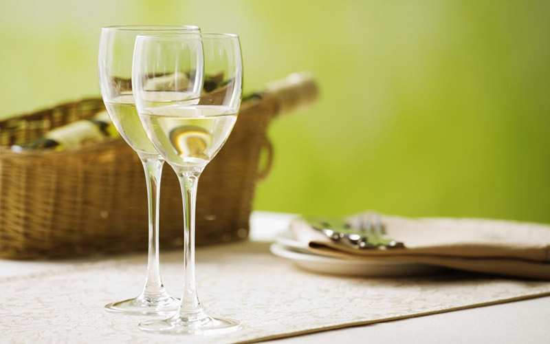 Rượu trắng có thể dưỡng da khá tốt, ngăn ngừa lão hóa.