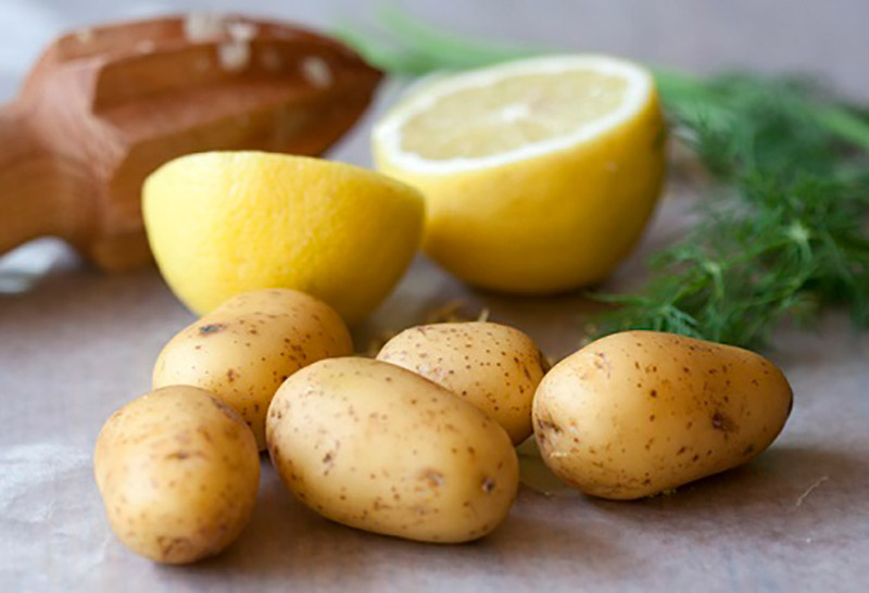Kết hợp chanh tươi và khoai tây cho hiệu quả trị mụn cao