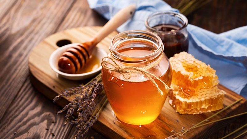 Mật ong được xem là nguyên liệu có nhiều dưỡng chất tốt cho sức khỏe và làm đẹp