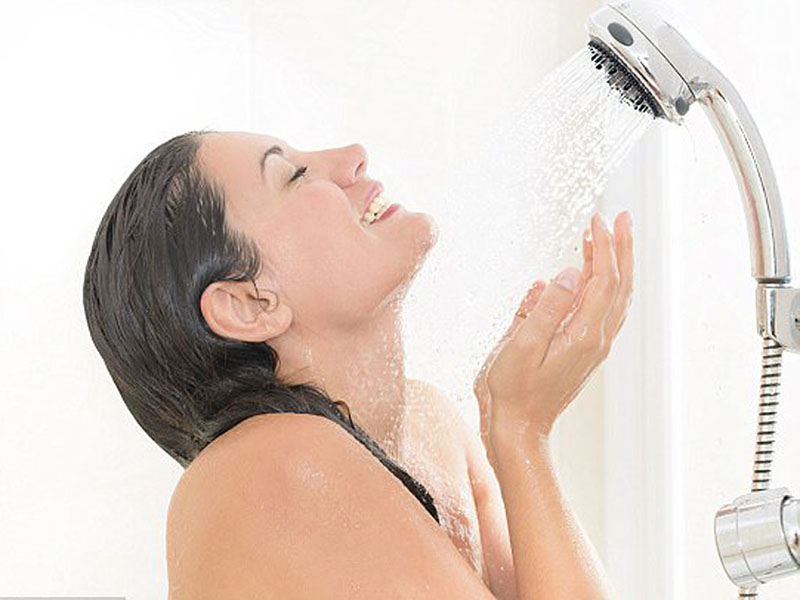 Vừa tắm, vừa massage nhẹ nhàng giúp dưỡng chất thẩm thấu tốt hơn