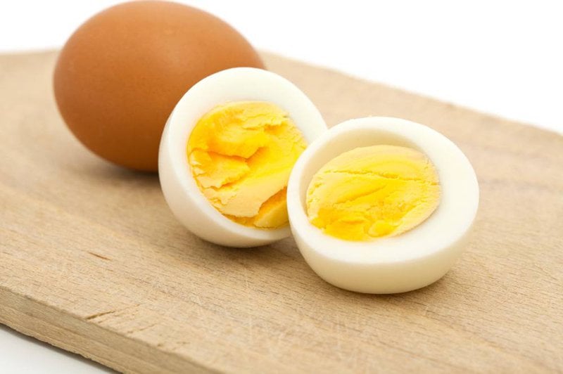Trứng gà luộc cũng giúp trị mụn và làm se khít lỗ chân lông đáng kể