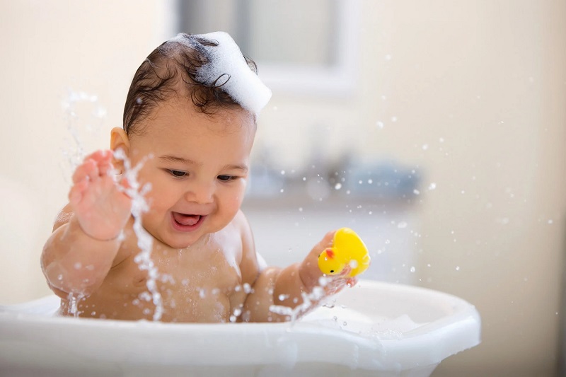 Bạn không nên dùng dầu gội, sữa tắm Lactacyd để rửa mặt cho trẻ